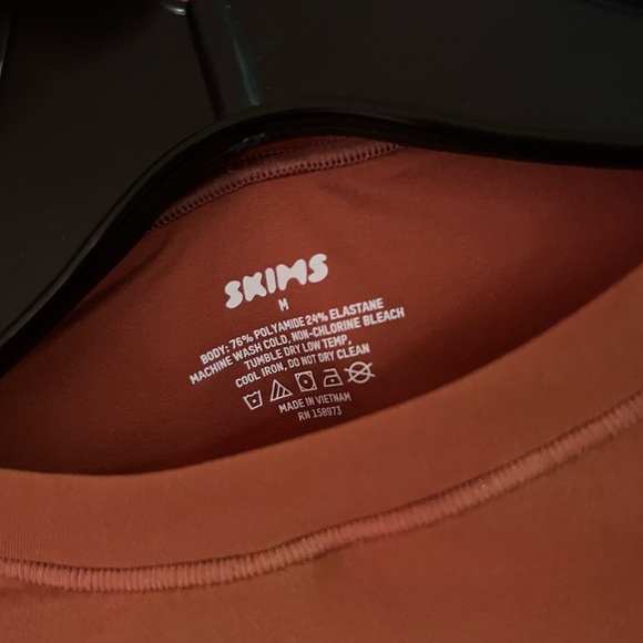 SKIMS Fits Everybody - Long Sleeve Crewneck Bodysuit - Picture 9 of 9